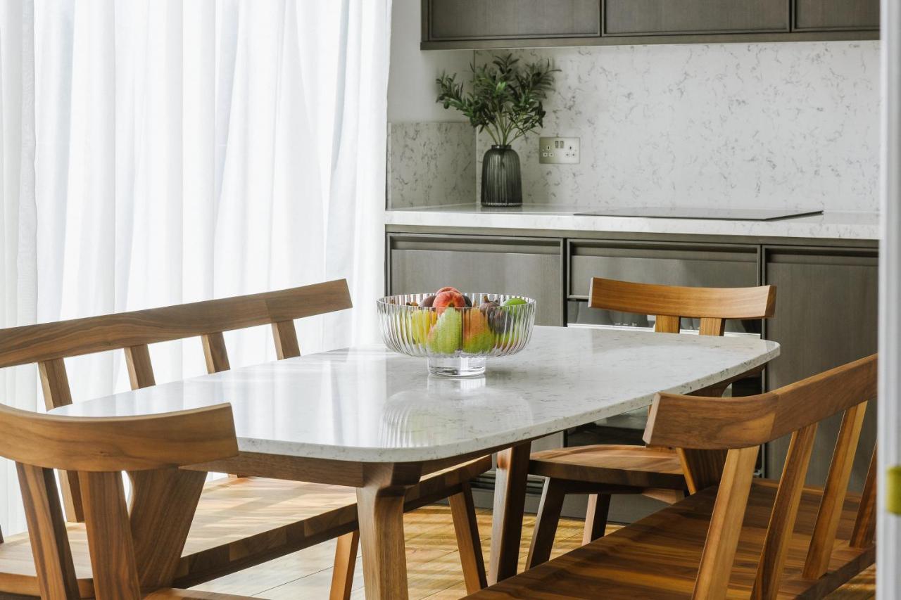 Aparthotel Cheval The Edinburgh Grand Exteriér fotografie A dining room table