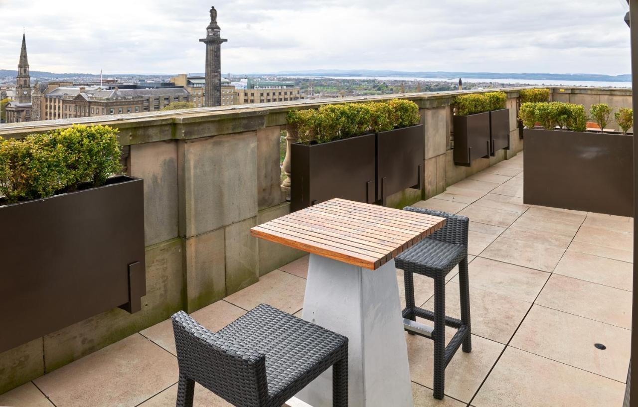 Aparthotel Cheval The Edinburgh Grand Exteriér fotografie The rooftop terrace at the Edinburgh Marriott Hotel