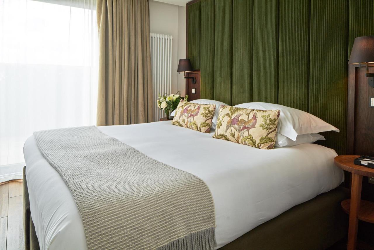 Aparthotel Cheval The Edinburgh Grand Exteriér fotografie A bed with a throw