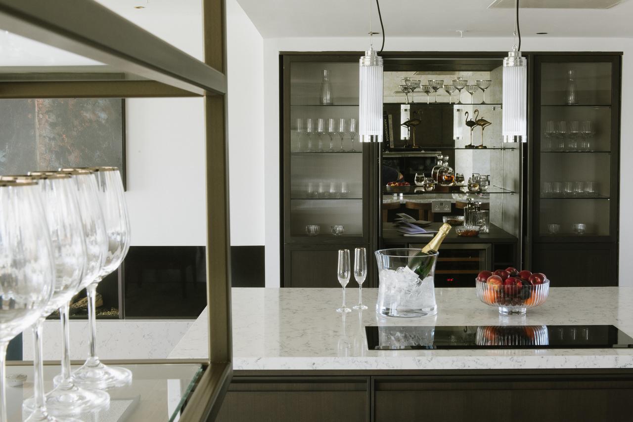 Aparthotel Cheval The Edinburgh Grand Exteriér fotografie A kitchen designed by the London-based interior design company, Savile Row Interiors